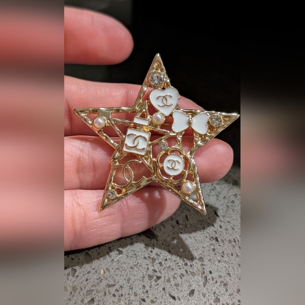 Fashion Jewelry Gold and White Star Brooch